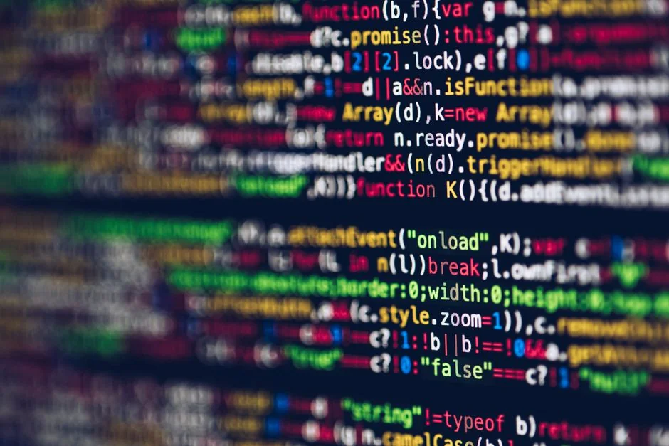 Des lettres de Scrabble posées sur une surface en bois forment le mot Website, évoquant la communication numérique.
