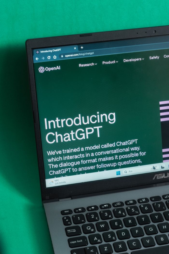 Écran d’ordinateur portable affichant la page d’accueil de ChatGPT sur le site web d’OpenAI.